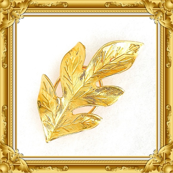 💕Beautiful Vintage Gold Tone Oak Leaf Scarf Clip💕 - Picture 1 of 4